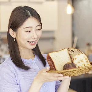 自宅でパン教室を主宰している人